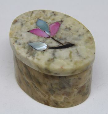 Vacker liten lockask i sten, med blomintarsia i locket, flera formvarianter