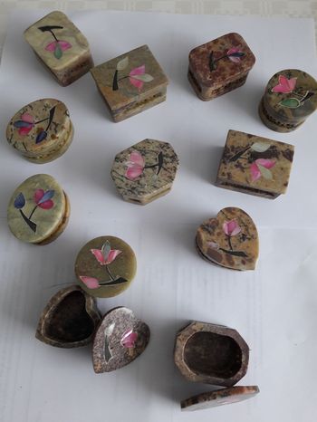 Vacker liten lockask i sten, med blomintarsia i locket, flera formvarianter