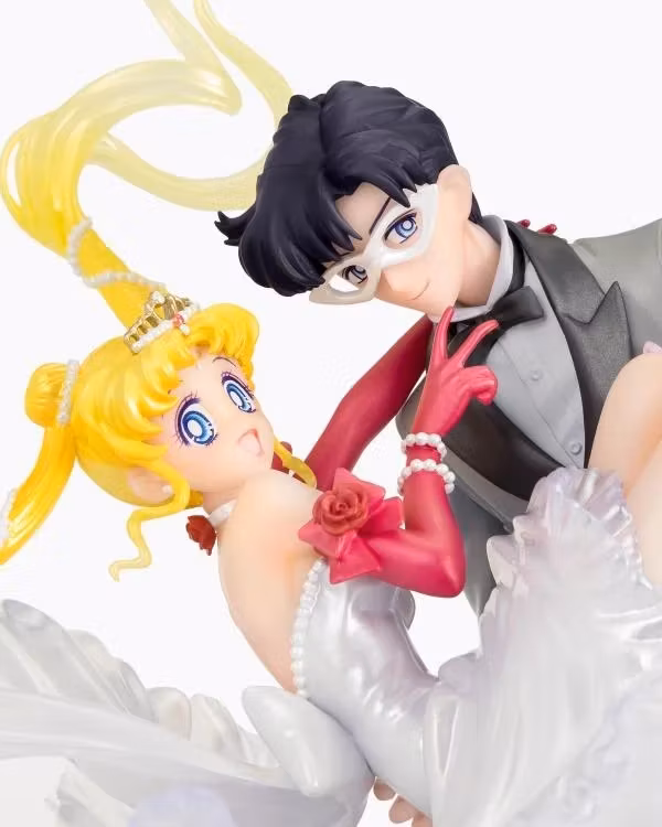 Sailor Moon Figuarts ZERO Chouette Usagi and Tuxedo Mask (Moonlight Glow Edition)