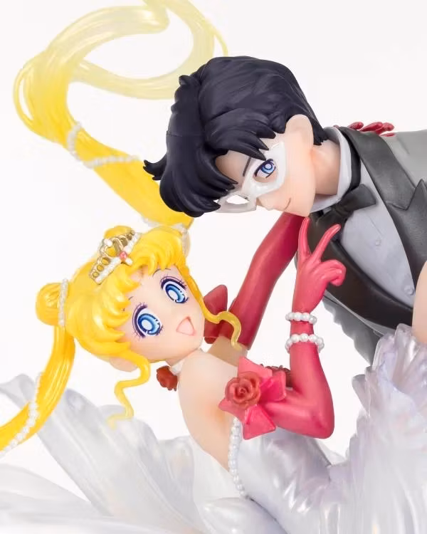 Sailor Moon Figuarts ZERO Chouette Usagi and Tuxedo Mask (Moonlight Glow Edition)