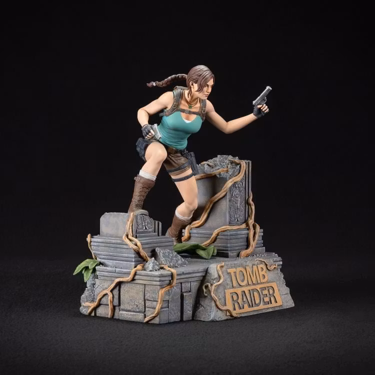 Tomb Raider Lara Croft Statue