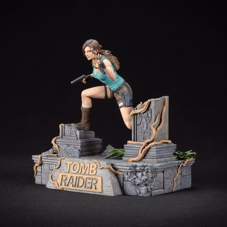 Tomb Raider Lara Croft Statue