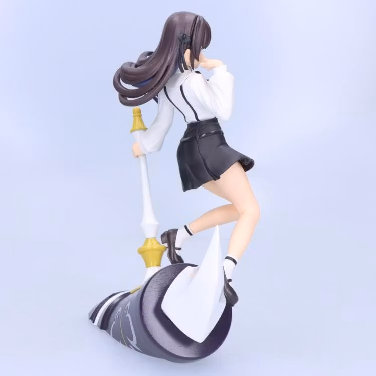 I May Be a Guild Receptionist, But I'll Solo Any Boss to Clock Out on Time Alina Clover