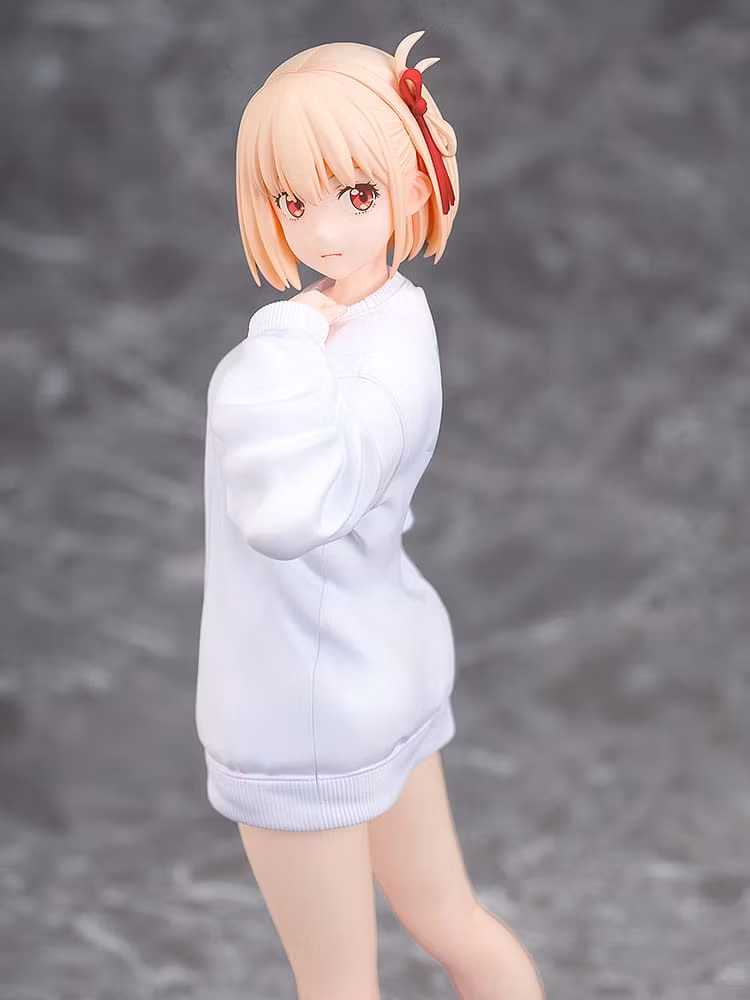 Lycoris Recoil Chisato Nishikigi (Oversized Sweatshirt Ver.) 1/7 Scale Figure
