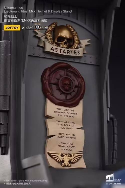 Warhammer 40,000: Space Marine 2 Ultramarines Lieutenant Titus' MKX Wearable Helmet Replica with Display Stand
