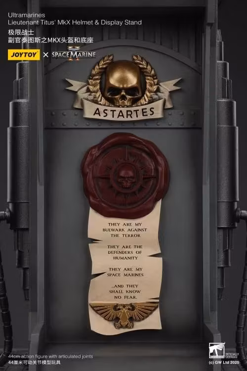 Warhammer 40,000: Space Marine 2 Ultramarines Lieutenant Titus' MKX Wearable Helmet Replica with Display Stand