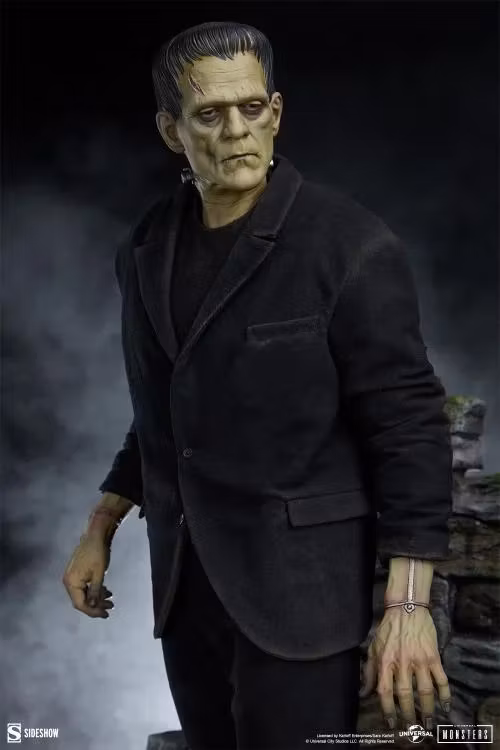 Universal Monsters Premium Format Mixed Media Frankenstein's Monster (Fabric Costuming Ver.) Statue