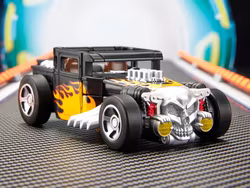 Transformers Collaborative Hot Wheels x Transformers Deluxe Class Bone Shaker