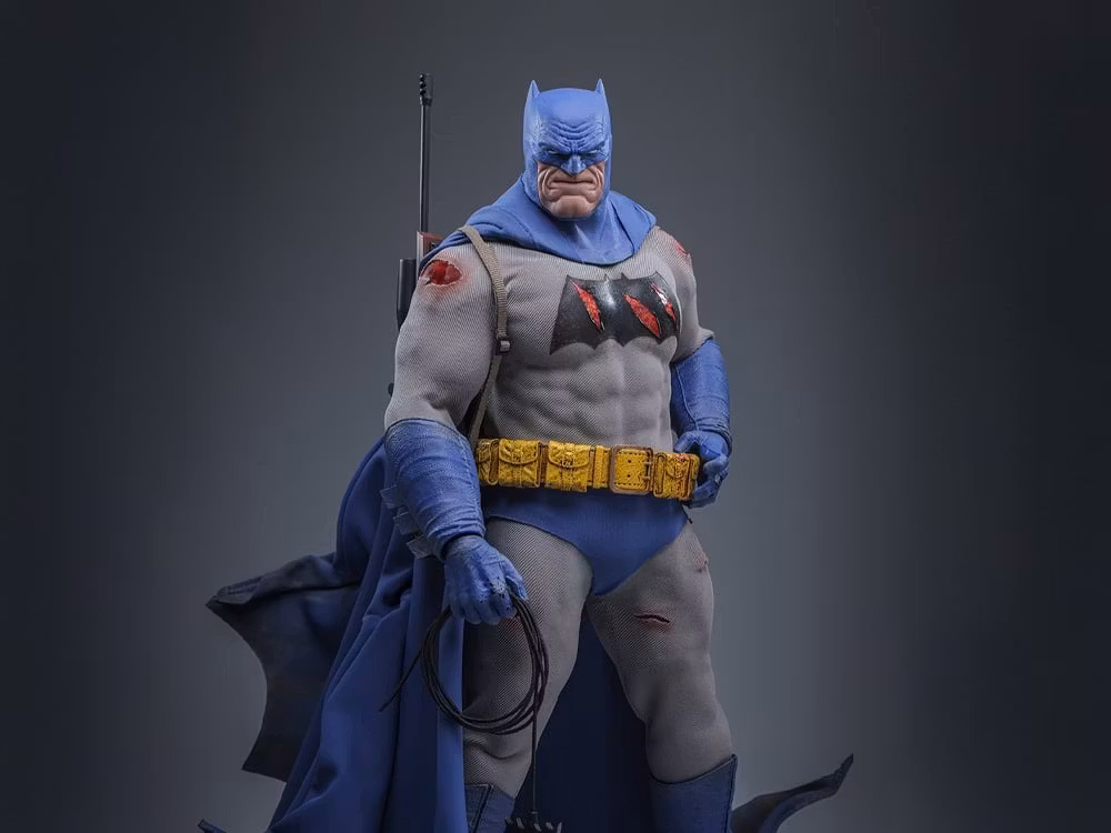 Batman: The Dark Knight Returns Batman (Battle Damaged Version) 1/6th Scale Collectible Figure