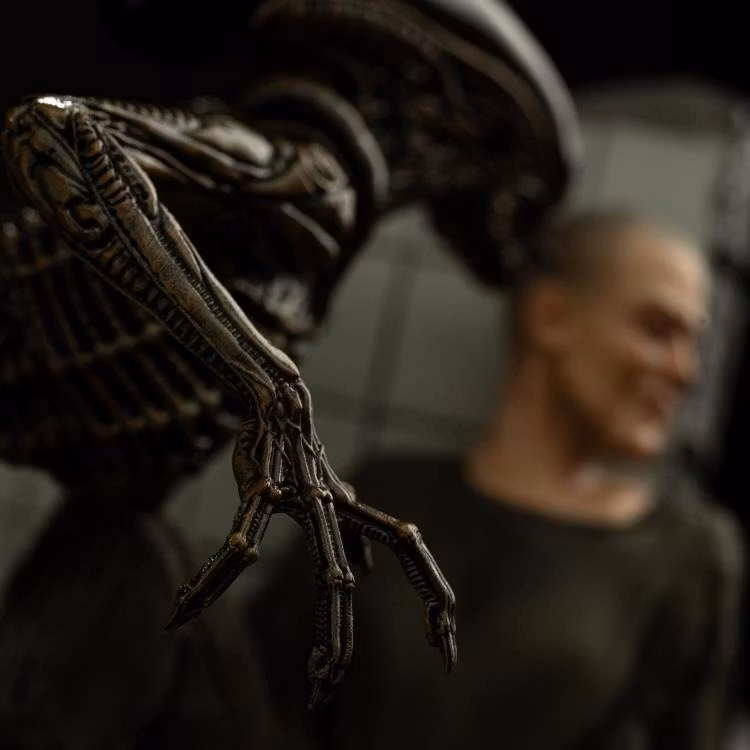 Alien 3 Ellen Ripley and Dog Alien 1/10 Art Scale Statue