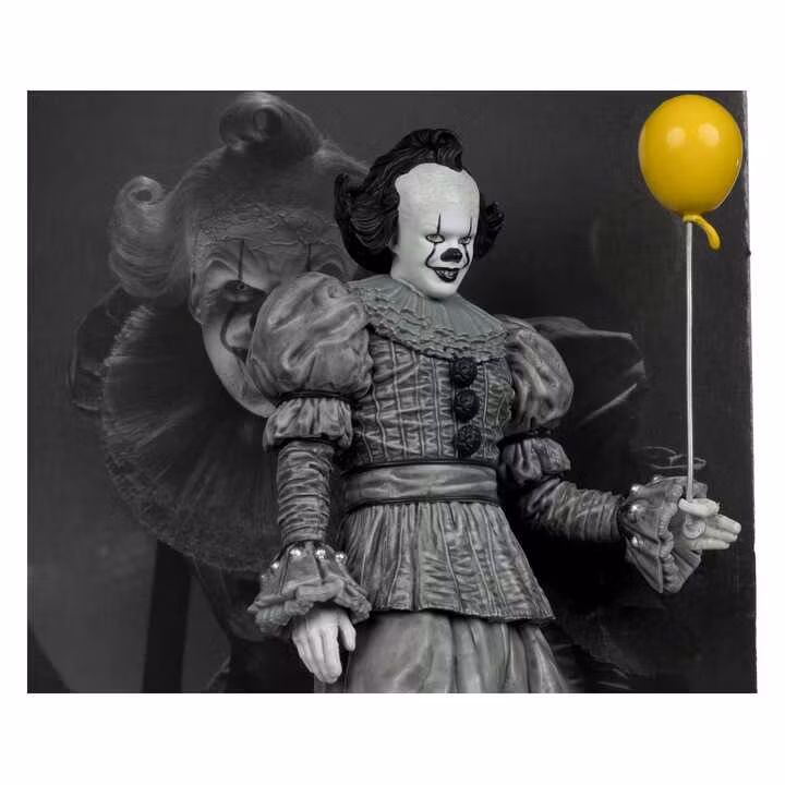 It Welcome to Derry Movie Maniacs Figure Pennywise (Black & White)