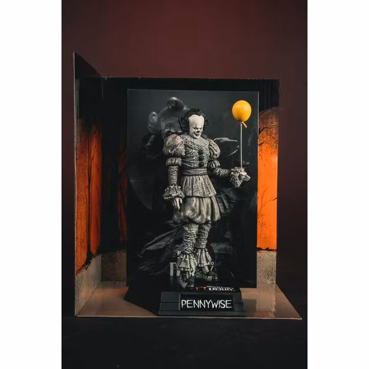 It Welcome to Derry Movie Maniacs Figure Pennywise (Black & White)