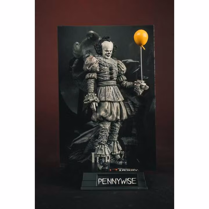 It Welcome to Derry Movie Maniacs Figure Pennywise (Black & White)
