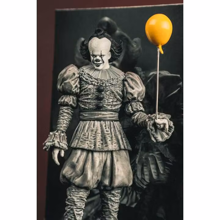 It Welcome to Derry Movie Maniacs Figure Pennywise (Black & White)