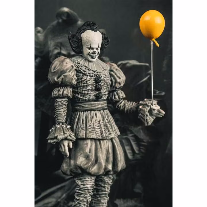 It Welcome to Derry Movie Maniacs Figure Pennywise (Black & White)