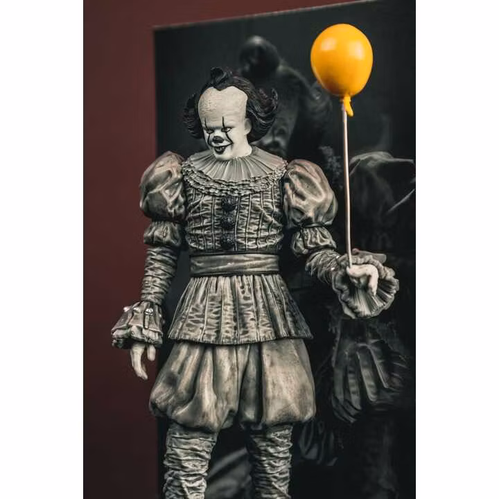 It Welcome to Derry Movie Maniacs Figure Pennywise (Black & White)
