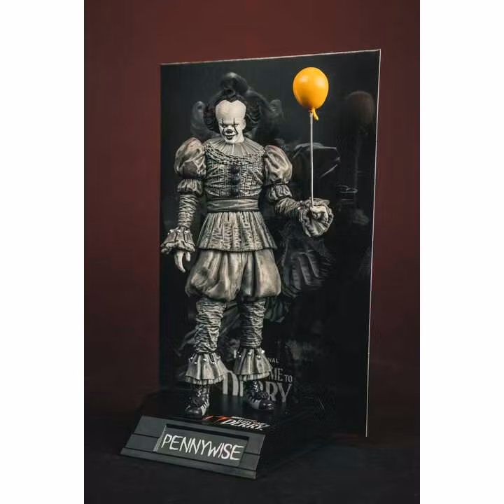 It Welcome to Derry Movie Maniacs Figure Pennywise (Black & White)