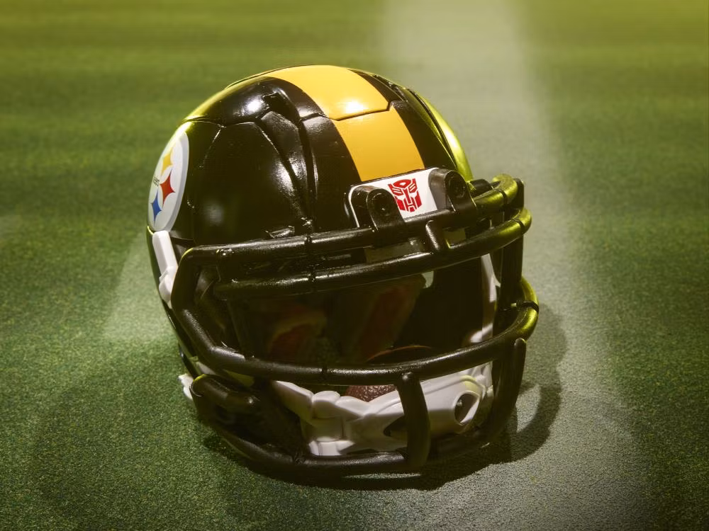 Transformers Collaborative NFL x Transformers Pittsburgh Steelers Steelsmash Action Figure