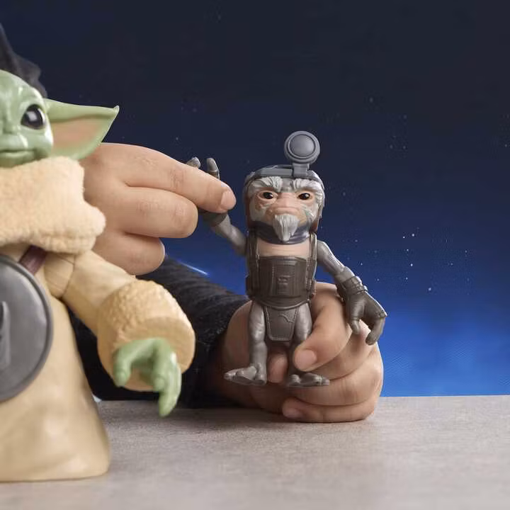 Star Wars: The Mandalorian & Grogu Electronic Action Figure Huggin' Grogu & Anzellan