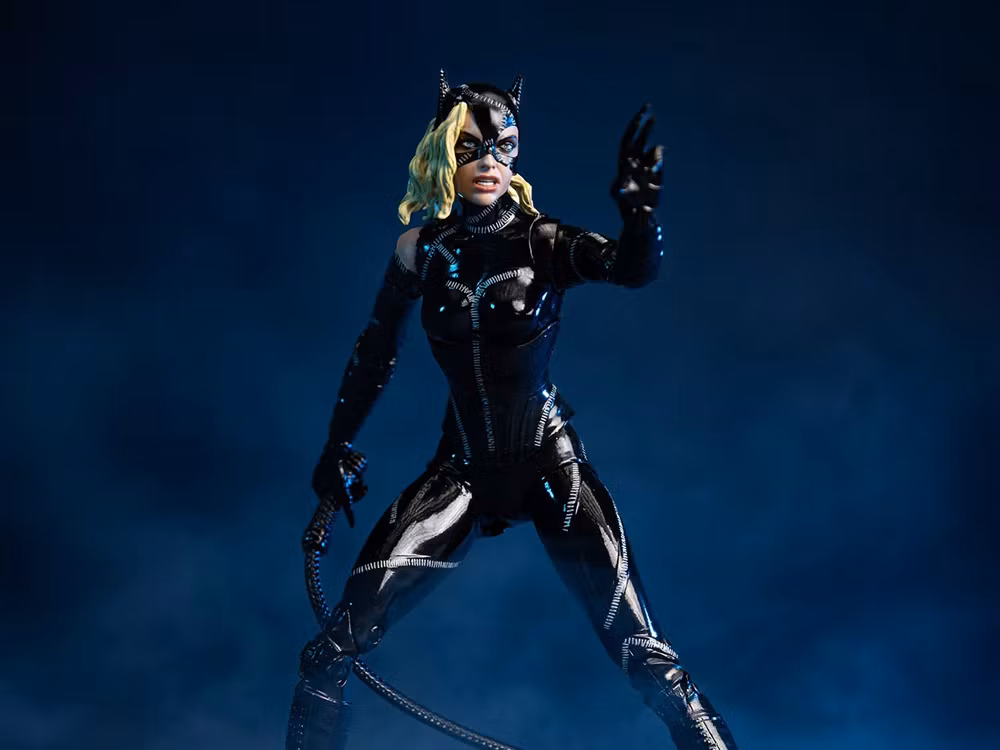 Batman Returns (1992) DC Multiverse Catwoman (Battle Damage) Action Figure (Deluxe Theatrical Edition)
