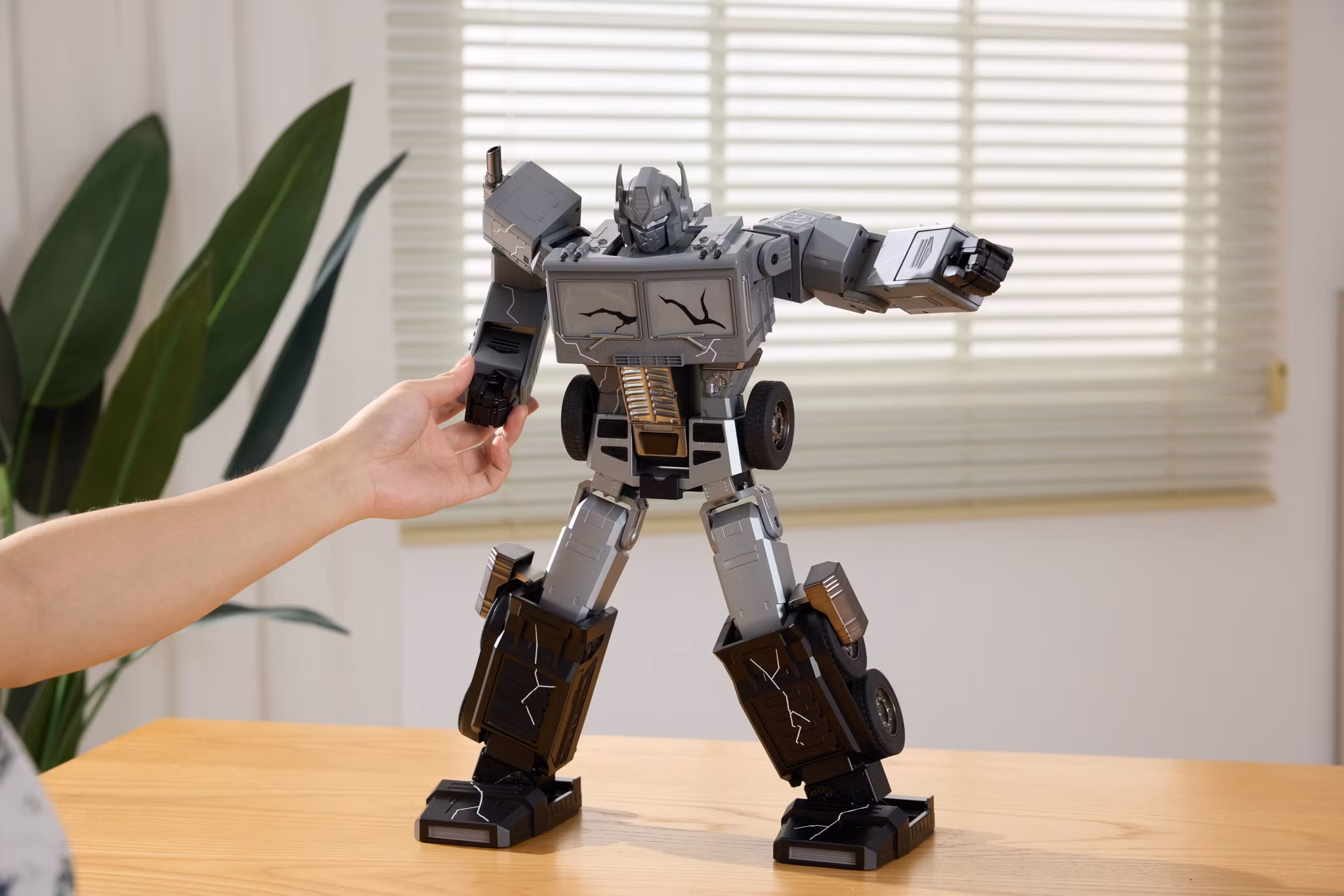 Transformers: The Movie 40th Anniversary Flagship Series Optimus Prime (Fallen Leader) Limited Edition Robot