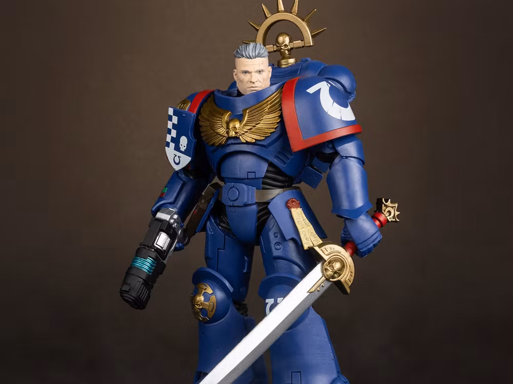 Total War: Warhammer 40,000 Ultramarines 3rd Company Lieutenant Action Figure