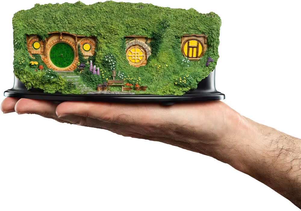 The Lord of the Rings Hobbit Hole Bag End (Illuminated Edition) Miniature Environment