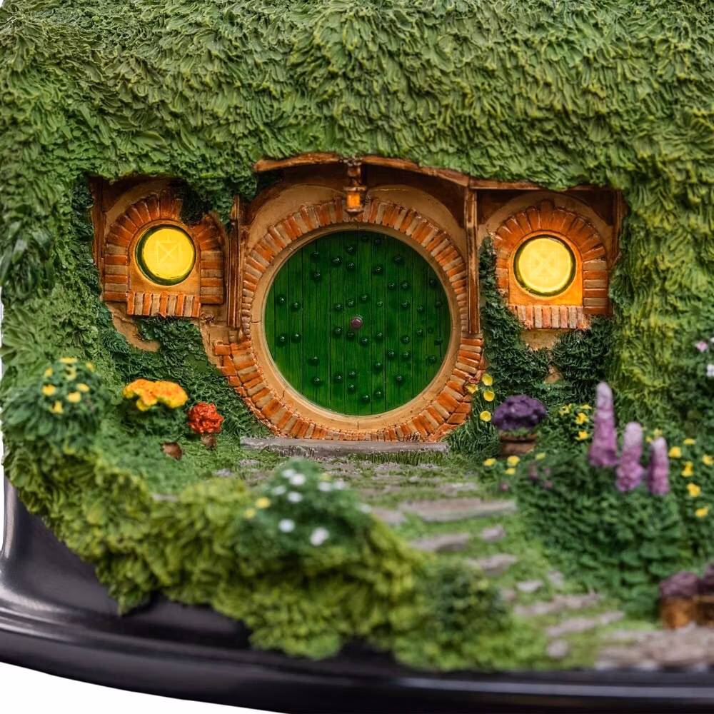 The Lord of the Rings Hobbit Hole Bag End (Illuminated Edition) Miniature Environment