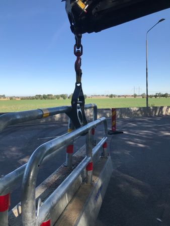 Lyftok för trafikbalkar