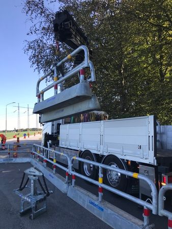 Lyftok för trafikbalkar