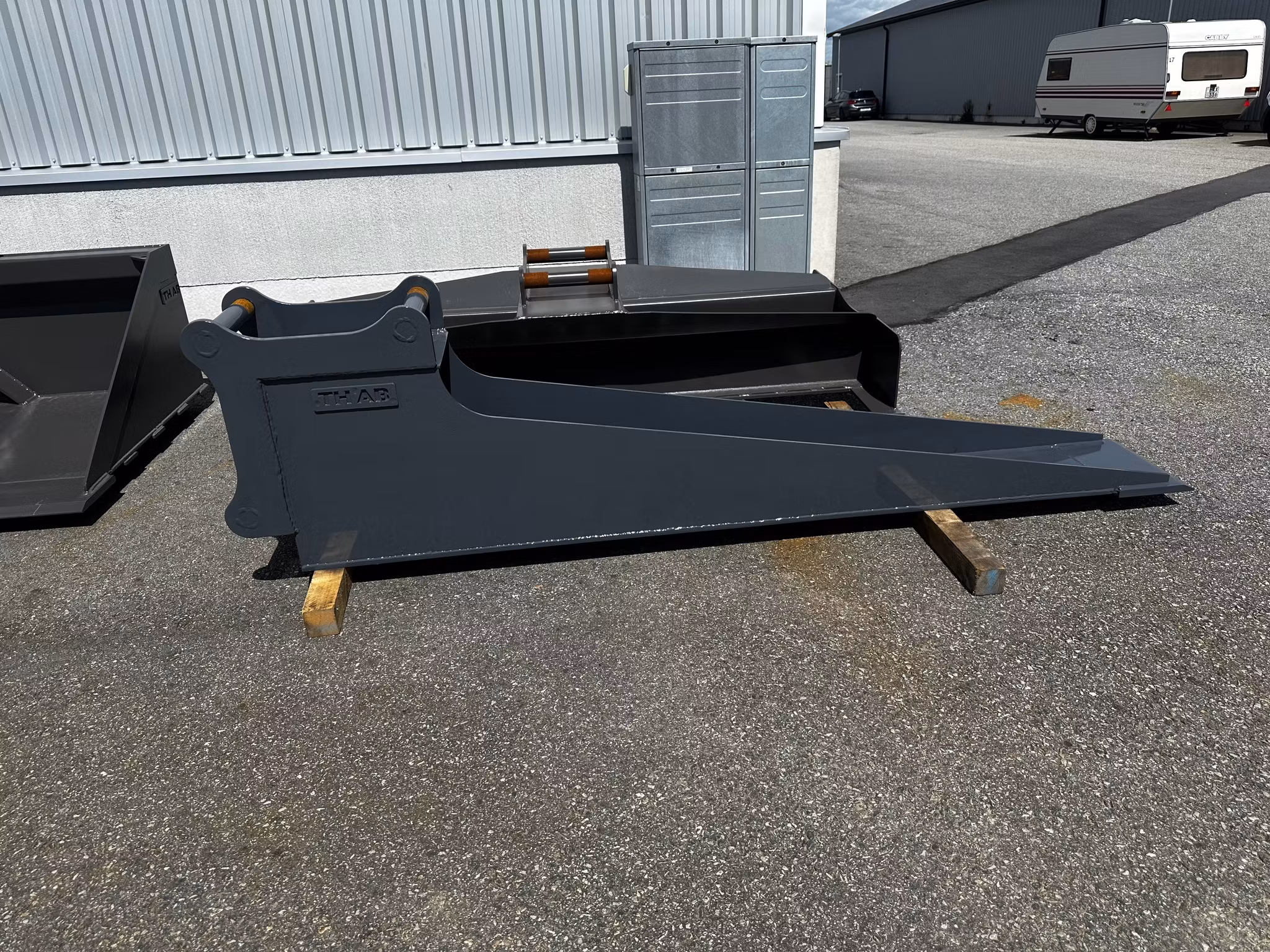 Skopa med dubbelfäste s60