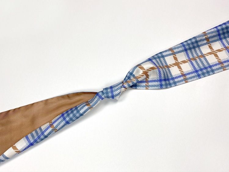 Helena Sand rutig denim blå knytscarf silkes scarf sikesscarf