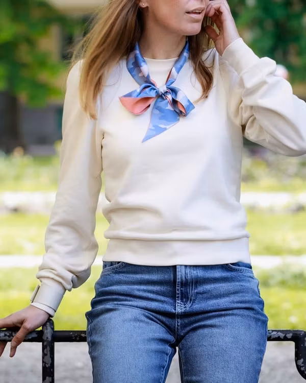 HELENA SAND Knytscarf med powerkänsla för en extra touch till din denim look - innovativ form av finaste siden