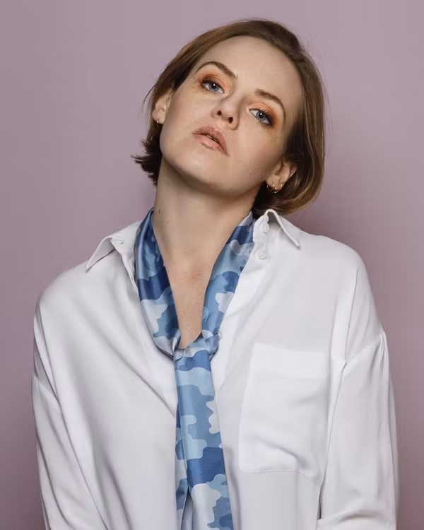 HELENA SAND Soft Camo Denim Knytscarf - innovativ scarf i siden med denim blå camouflagemönster och rost-rosa