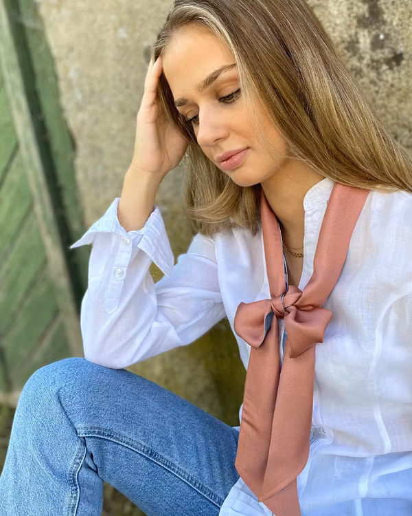 HELENA SAND Camo Denim SCARF - innovativ scarf i siden, denim blå camouflagemönster och rost-rosa baksida