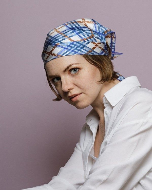 Rutig power scarf i silke från HELENA SAND