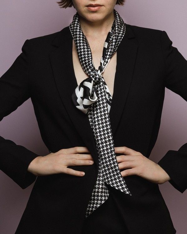 HELENA SAND Dogtooth knytscarf 100% silke Hundtand svart och vit