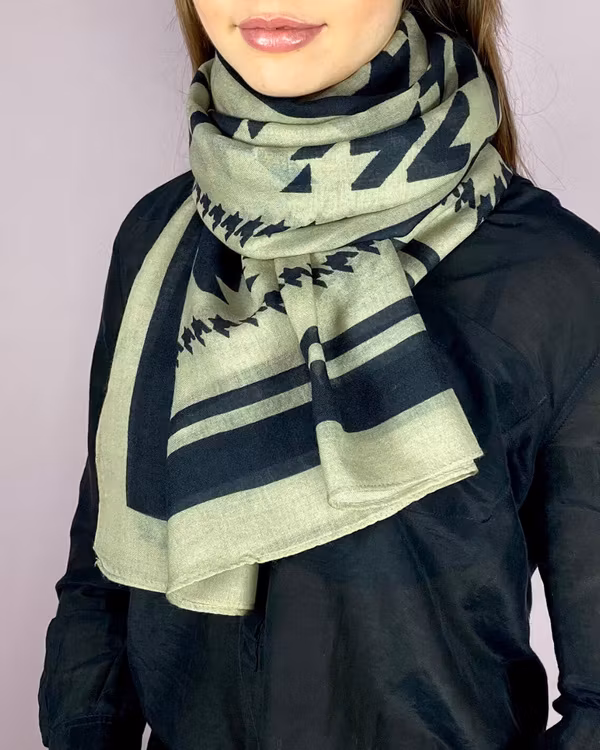 HELENA SAND Large & light soft wool scarf - mjuk och lätt ullsjal i coolt hundtandstryck - grön / svart