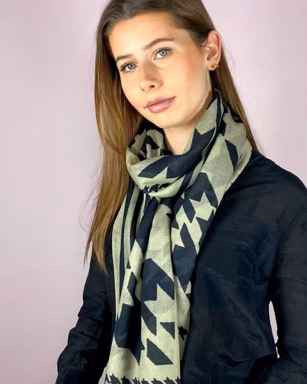 HELENA SAND Large & light soft wool scarf - mjuk och lätt ullsjal i coolt hundtandstryck - grön / svart