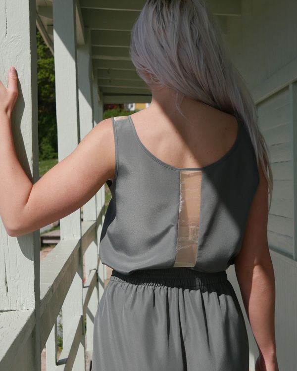 HELENA SAND tank top in premium fabric - Pine green . Tall grön. Linne med exklusiv känsla som passar både vardag och fest.