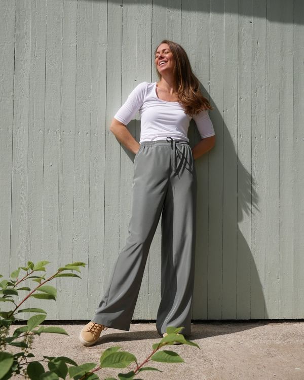 HELENA SAND Hazel pant - byxa med lös & rak passform i underbar grön färg och tyg av underbar tunn men slitstark kvalitet.