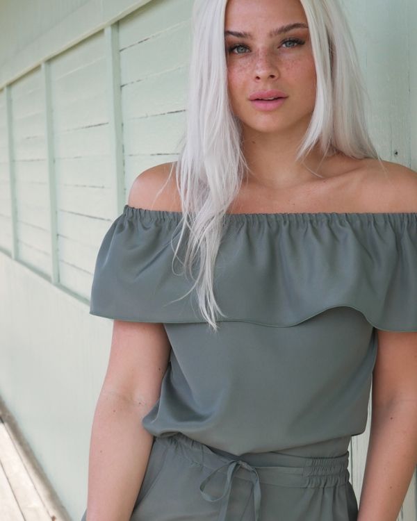 HELENA SAND sommar top blus med volang - Pine green . Tall grön.  Passar både vardag & fest.