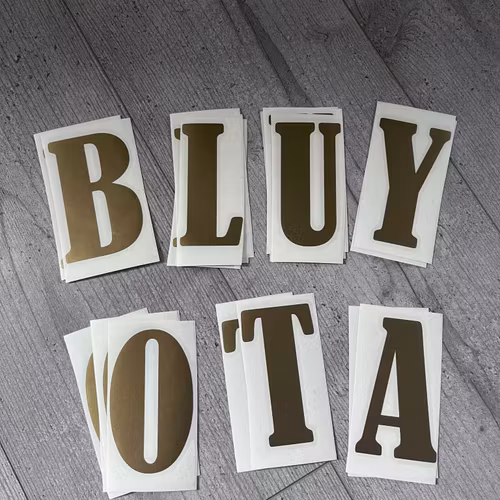 OUTLET, DEKAL (Bokstäver i guld)