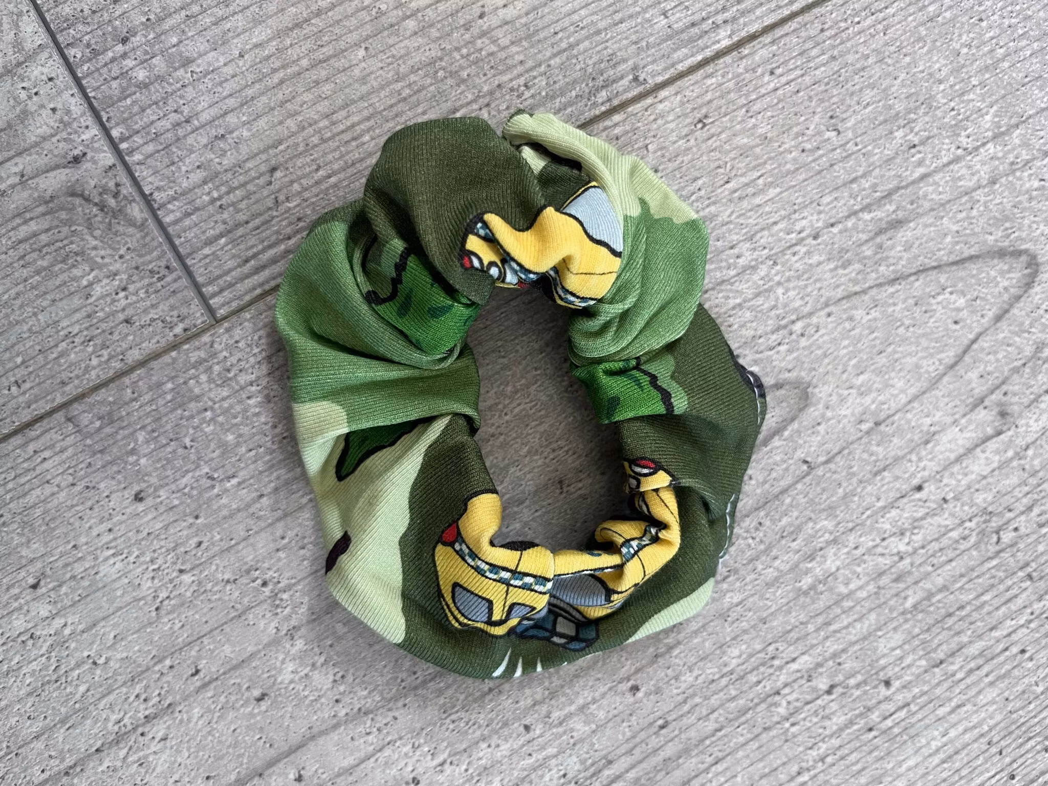 SCRUNCHIE, POLIS OCH AMBULANS