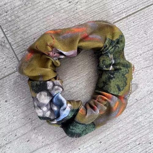 SCRUNCHIE, FJÄLLEN