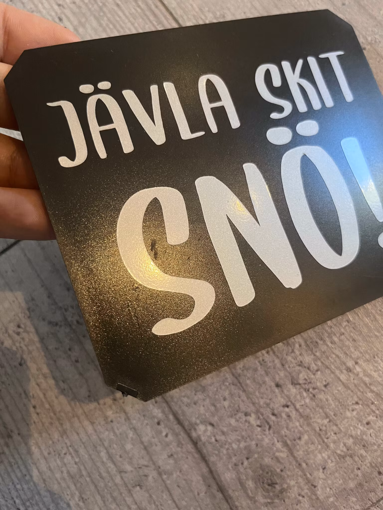 OUTLET, ISSKRAPA (Jävla skit snö!)
