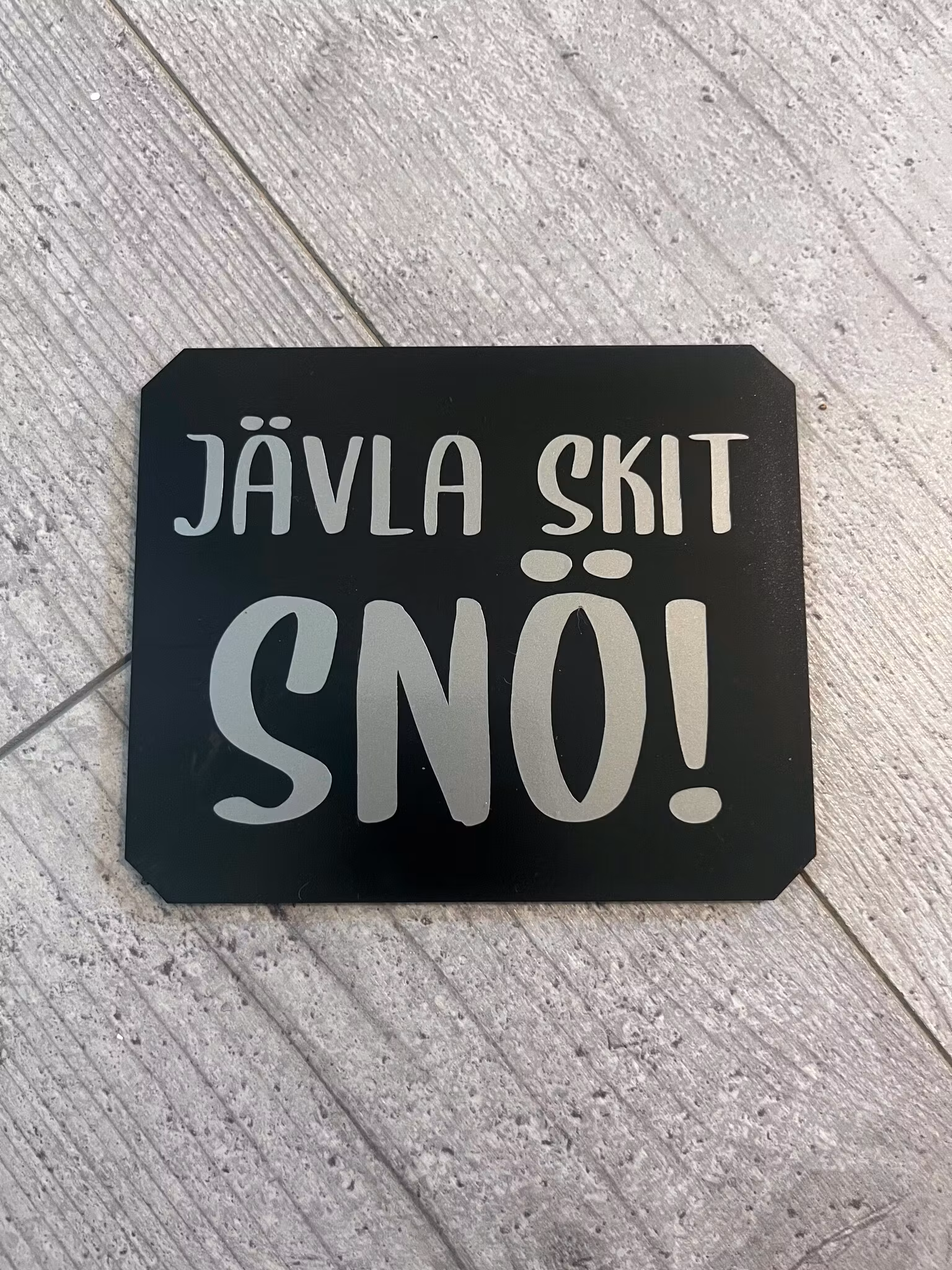 OUTLET, ISSKRAPA (Jävla skit snö!)