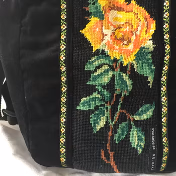Ryggsäck i sammet m handbroderi
