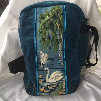 Ryggsäck i sammet m handbroderi