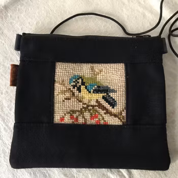 Liten broderad väska